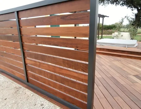 Giardino suggestivo realizzato con i grigliati per terrazzi