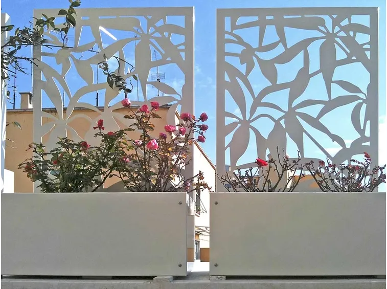 Terrazzo arredato con stile grazie alle griglie