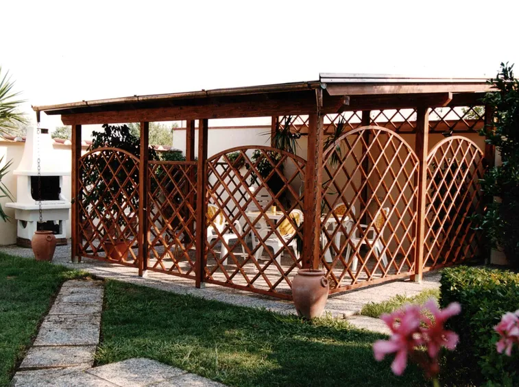 Griglie in legno per giardino di colore rosa