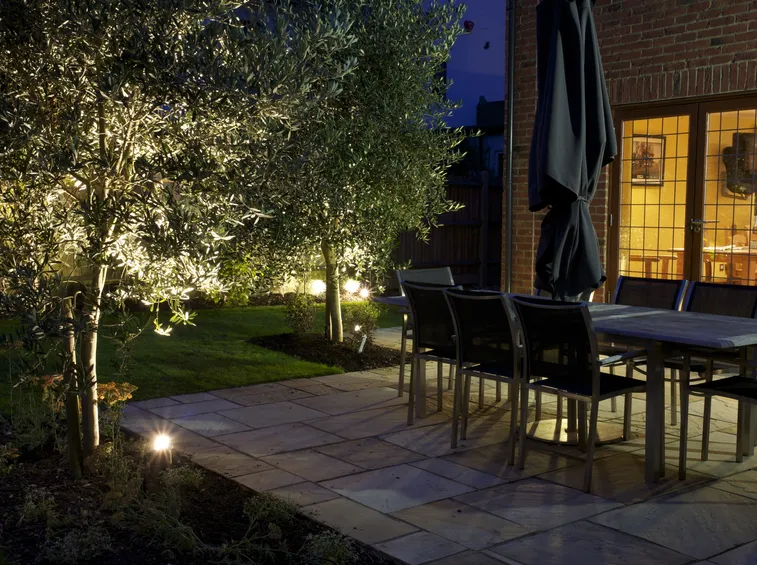 giardino illuminato con sensore crepuscolare