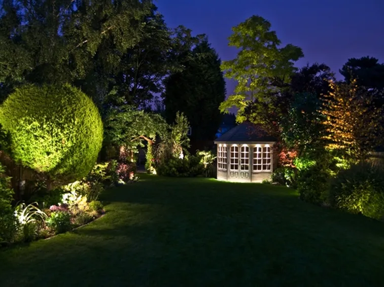 Giardino con illuminazione notturna