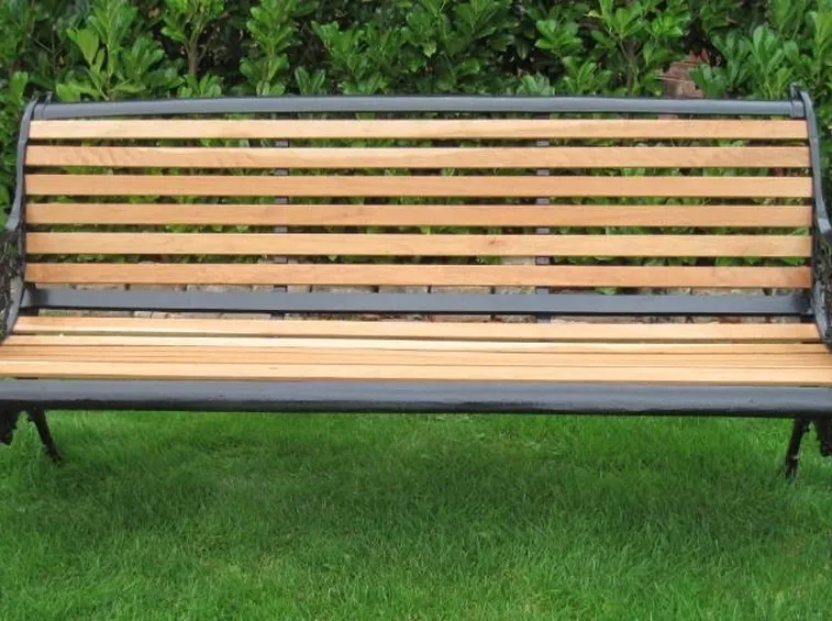 Un'elegante panchina da giardino