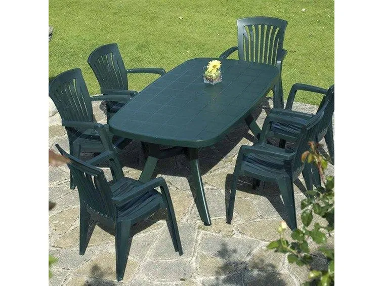 Mobili da giardino in plastica rigida.