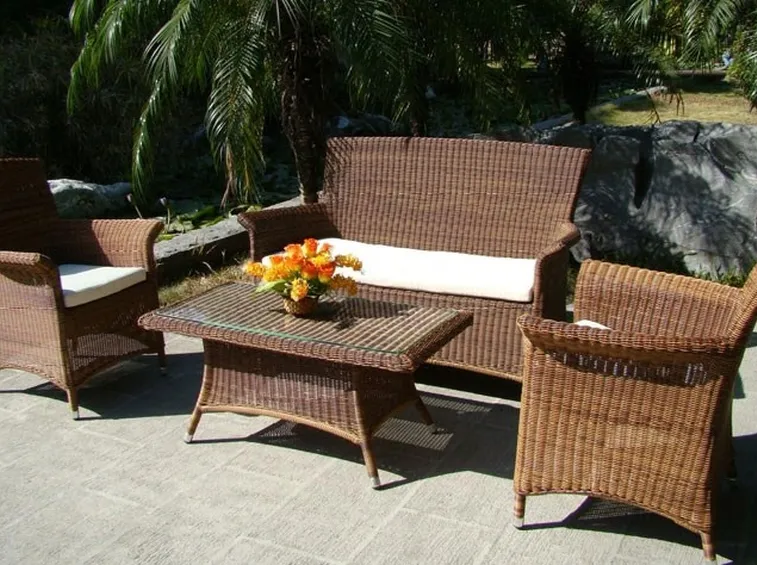 Angolo di giardino con divani in rattan