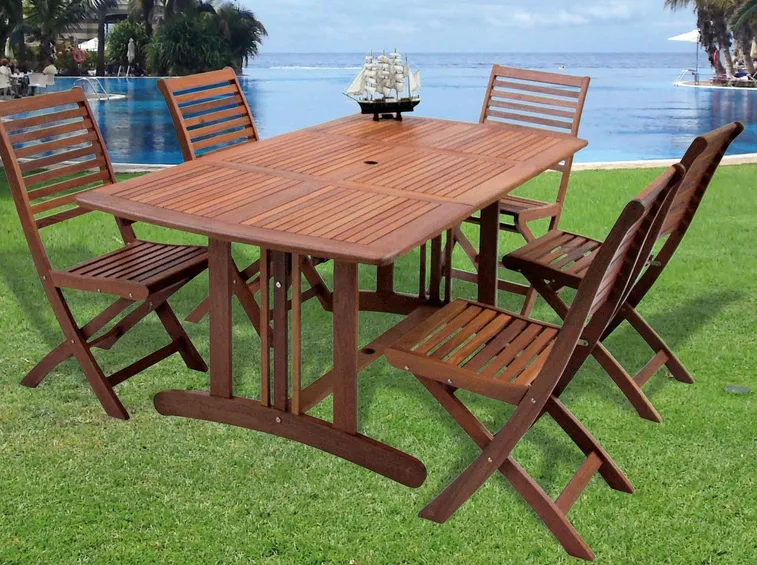 Set tavolo e sedie in legno da giardino
