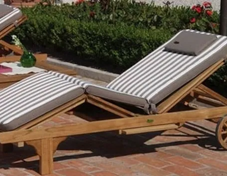 lettino da giardino in legno
