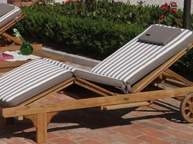 lettino da giardino in legno