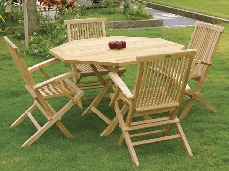 Tavolo e sedie in legno di teak