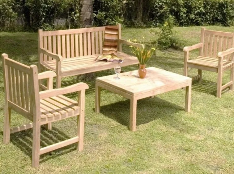 Tavolo e poltroncine in legno