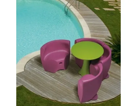 Mobili in plastica per giardino con forme arrotondate e colori vivaci.