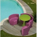 Mobili in plastica per giardino con forme arrotondate e colori vivaci.