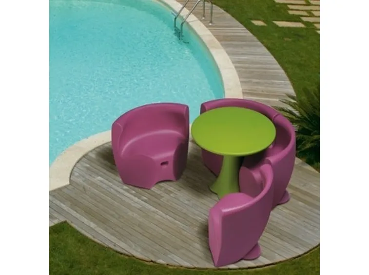 Mobili in plastica per giardino con forme arrotondate e colori vivaci.