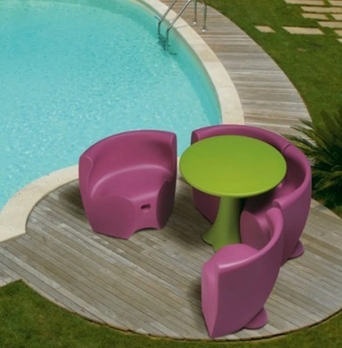Mobili in plastica per giardino con forme arrotondate e colori vivaci.