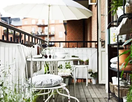 Soluzione d'arredo in perfetto stile shabby chic, o provenzale, per un delizioso spazio esterno di piccole dimensioni in contesto urbano. (Fonte: design-ideas.dressesdesignsdecors.com)