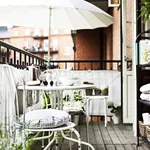 Soluzione d'arredo in perfetto stile shabby chic, o provenzale, per un delizioso spazio esterno di piccole dimensioni in contesto urbano. (Fonte: design-ideas.dressesdesignsdecors.com)