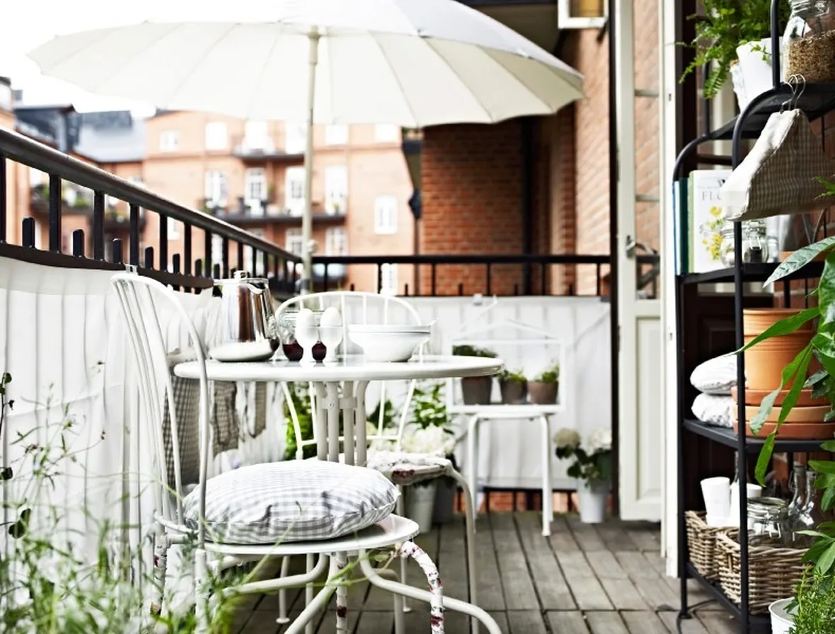Soluzione d'arredo in perfetto stile shabby chic, o provenzale, per un delizioso spazio esterno di piccole dimensioni in contesto urbano. (Fonte: design-ideas.dressesdesignsdecors.com)