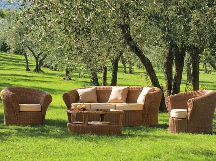 Salotto per esterno marrore con cuscini beige