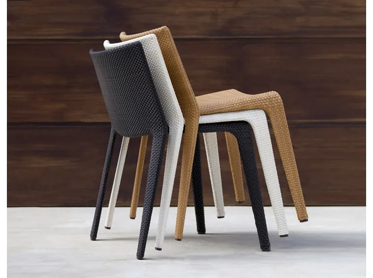 Sedie di diverso colore, in rattan sintetico: una bellissima combinazione!