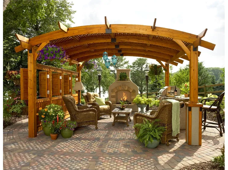 Una pergola da giardino trasformata in un salotto da esterno