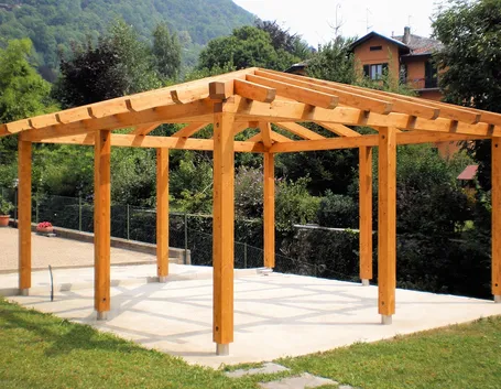 Pergolato in legno su basamento