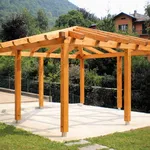 Pergolato in legno su basamento