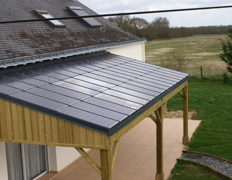 pensilina fotovoltaica in legno su ingresso privato