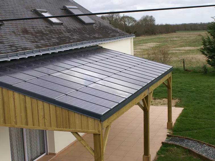 pensilina fotovoltaica in legno su ingresso privato