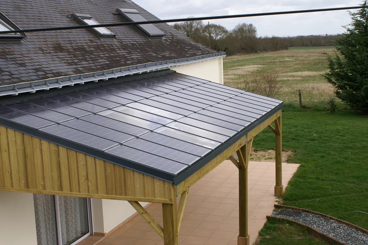 pensilina fotovoltaica in legno su ingresso privato