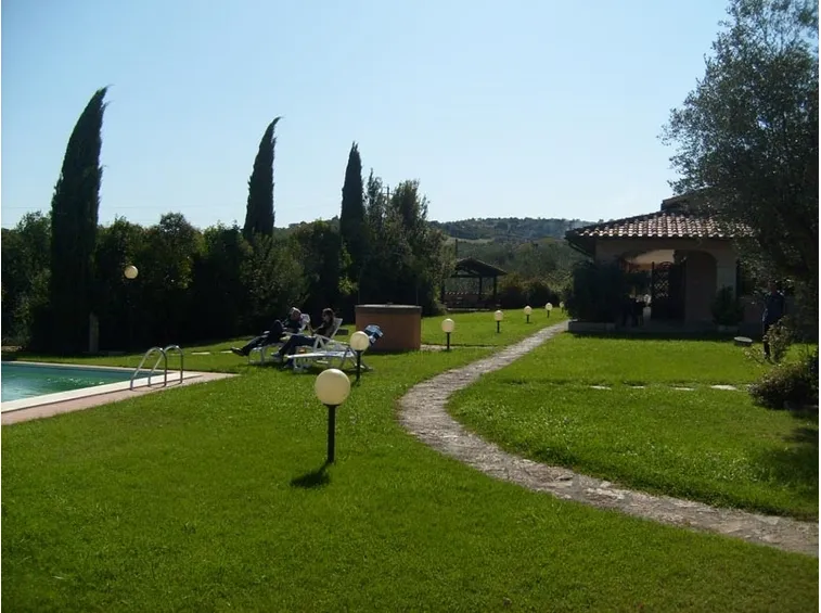 Giardino con piscina