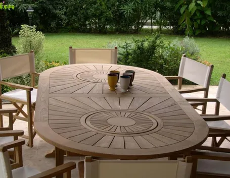 Tavolo e sedie in legno