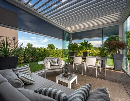 Sfruttare le lamelle orientabili della pergola bioclimatica (foto Pergola Kedry Prime)