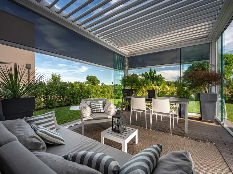 Sfruttare le lamelle orientabili della pergola bioclimatica (foto Pergola Kedry Prime)