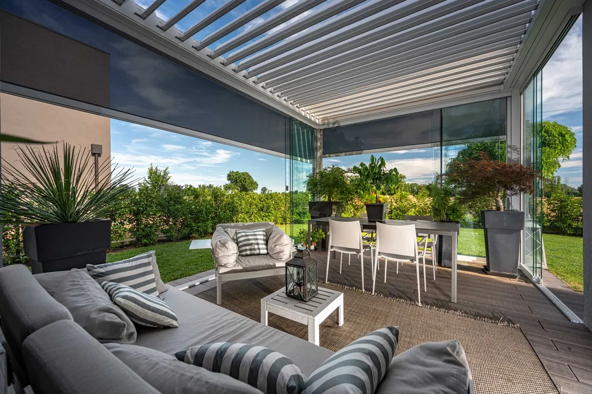 Sfruttare le lamelle orientabili della pergola bioclimatica (foto Pergola Kedry Prime)