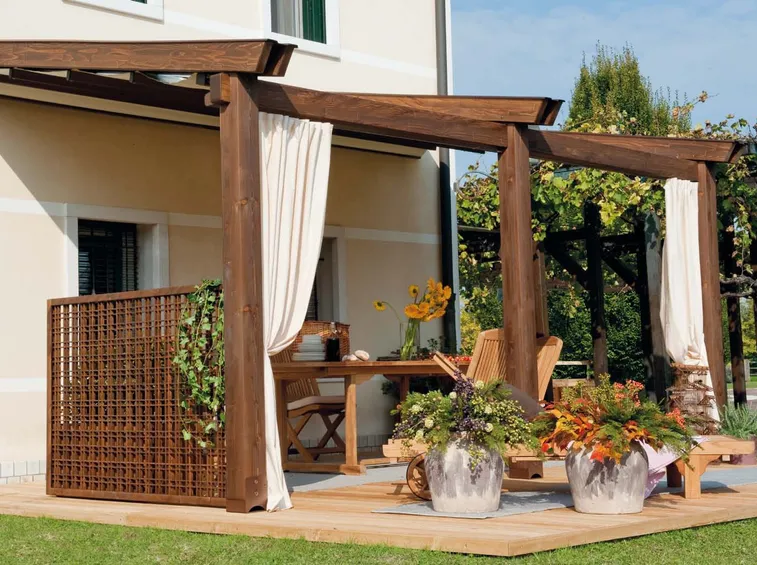 Un meraviglioso salotto da terrazzo sotto una pergola in legno