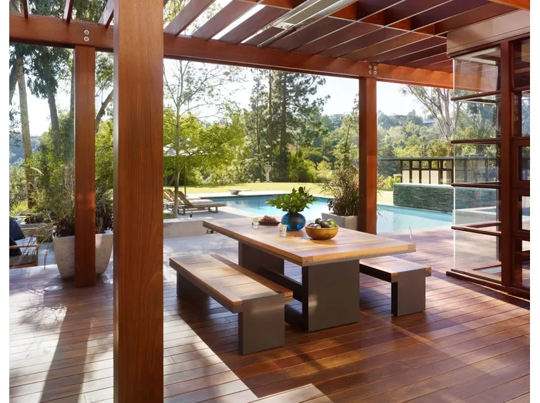 Una pergola in legno arredata e illuminata con straordinario gusto