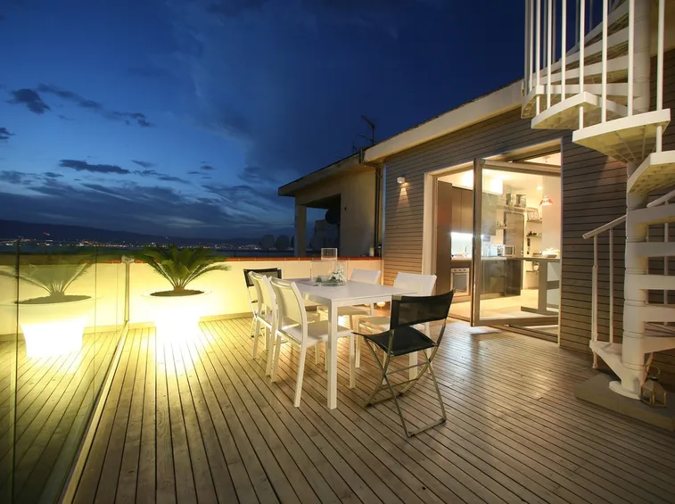 Illuminazione terrazzo in legno
