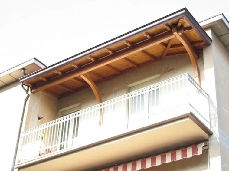 Tettoia in legno per balcone