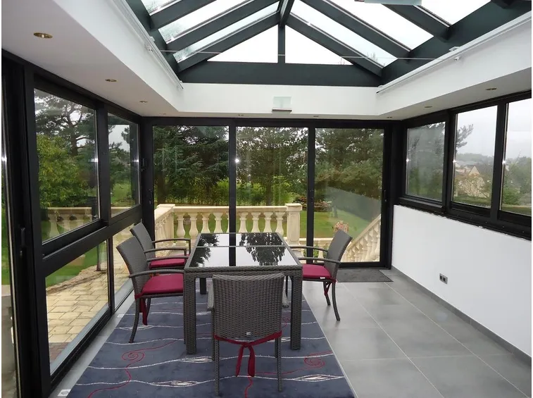 Spaziosa veranda in alluminio
