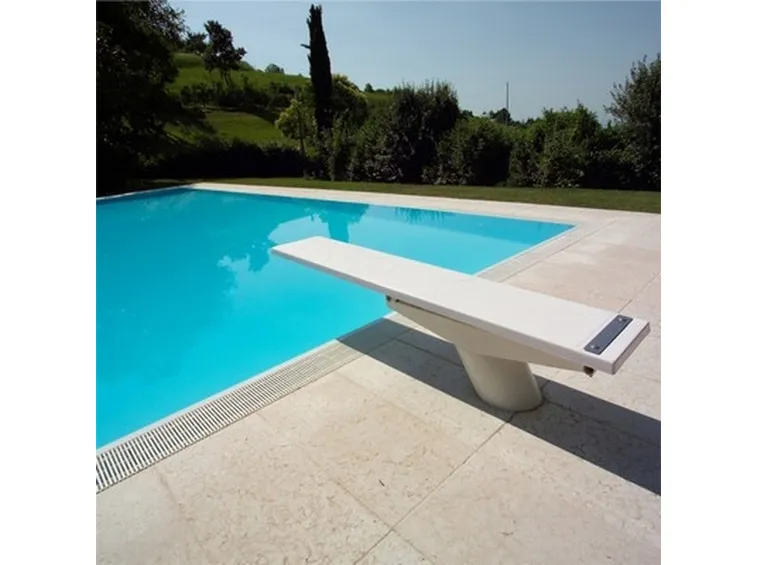 piscina con trampolino