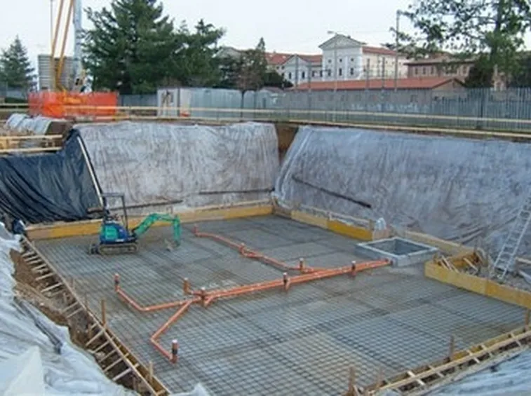 lavori in corso per costruzione piscina