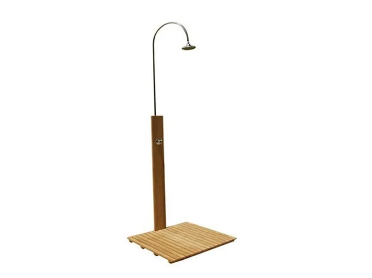 doccia da esterno in legno