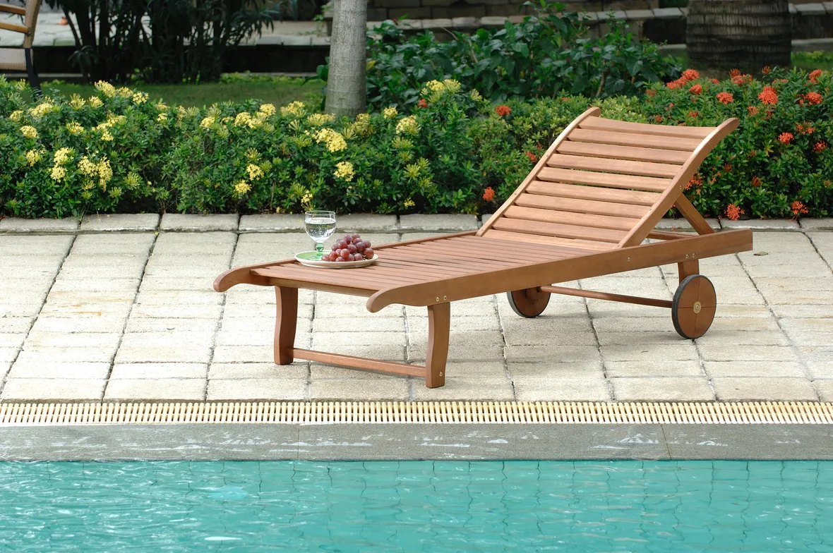 lettino da piscina legno