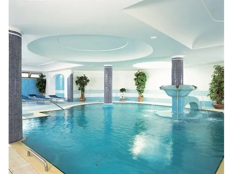 piscina coperta al chiuso