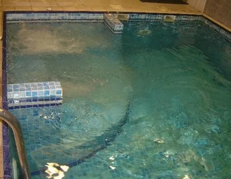 piscina interna con idromassaggio