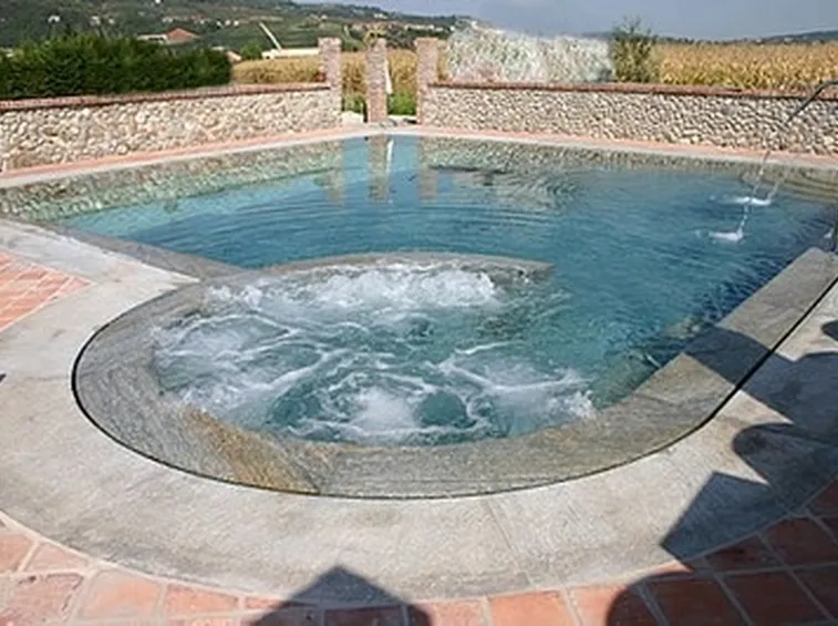 piscina con idromassaggio