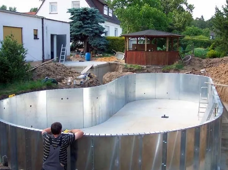 Piscina fai da te interrata in costruzione