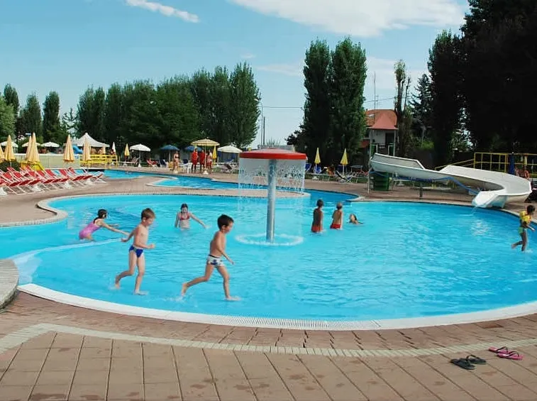 piscina per bambini con scivolo