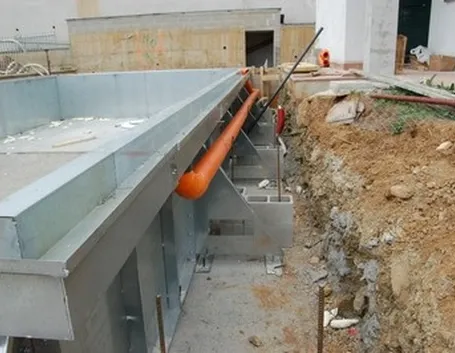 piscina prefabbricata in costruzione