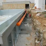 piscina prefabbricata in costruzione