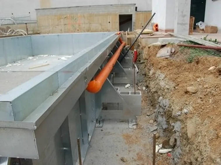 piscina prefabbricata in costruzione